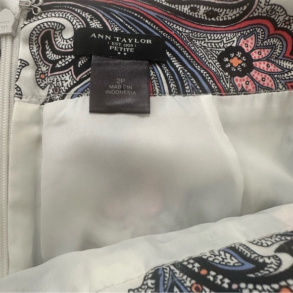 Ann Taylor paisley pencil skirt - size 2 petite - Picture 6 of 7